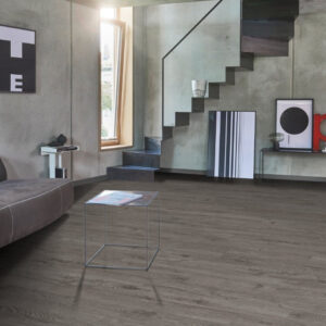 Lichtgrijze eiken laminaatvloer in living