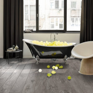 Lichtgrijze eiken laminaatvloer in badkamer