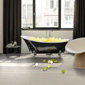 Witgrijze laminaatvloer in badkamer