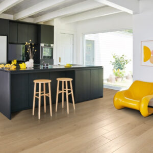 Beige laminaatvloer in keuken