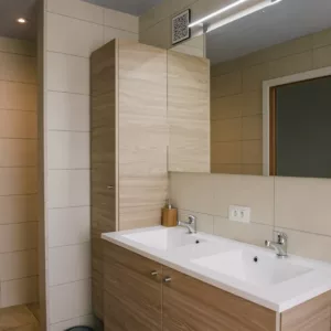 beige wandtegel in badkamer