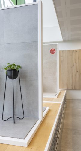 toonzaal met vloertegels